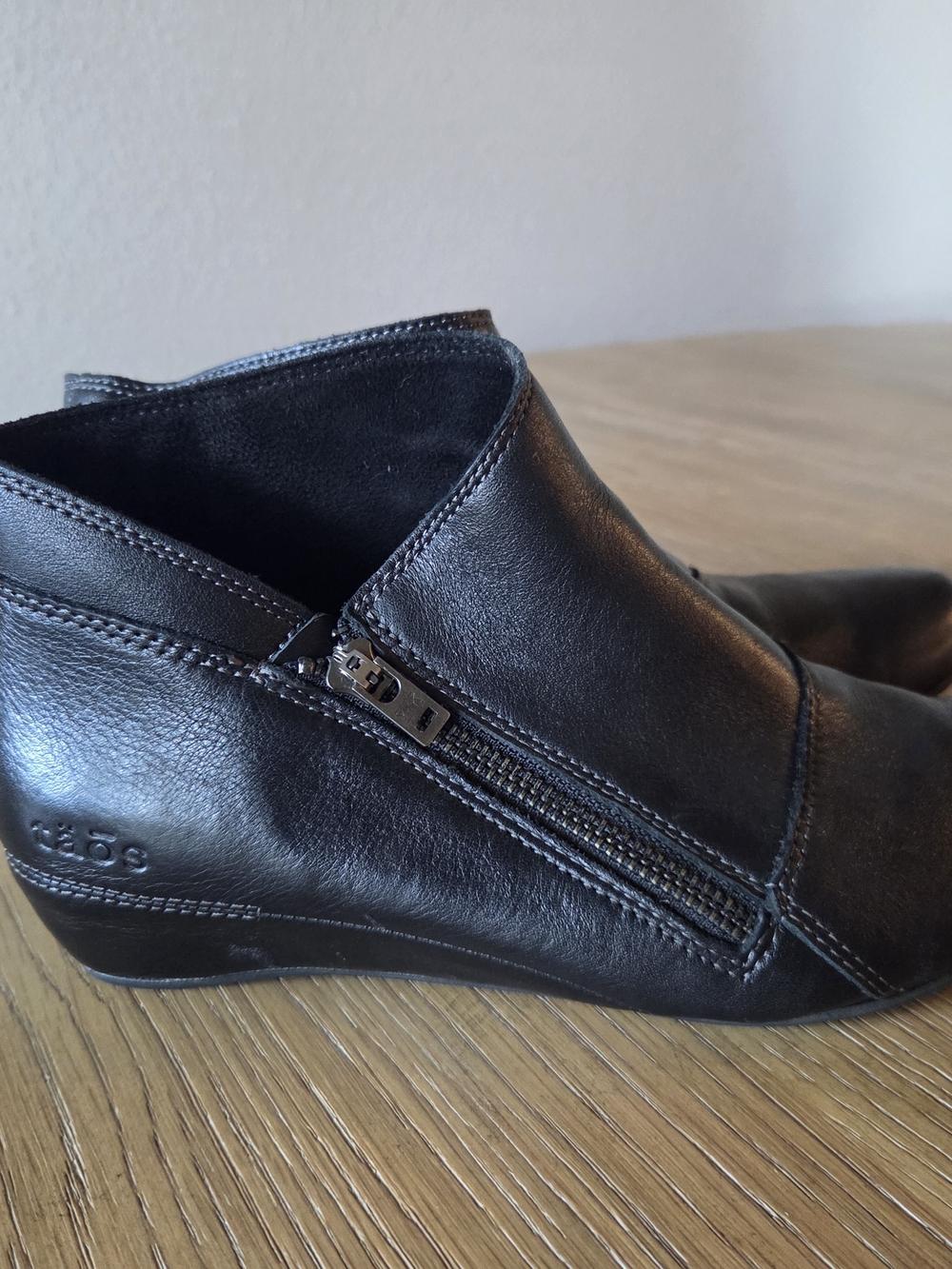 Taos Black Leather Ankle Booties 6.5